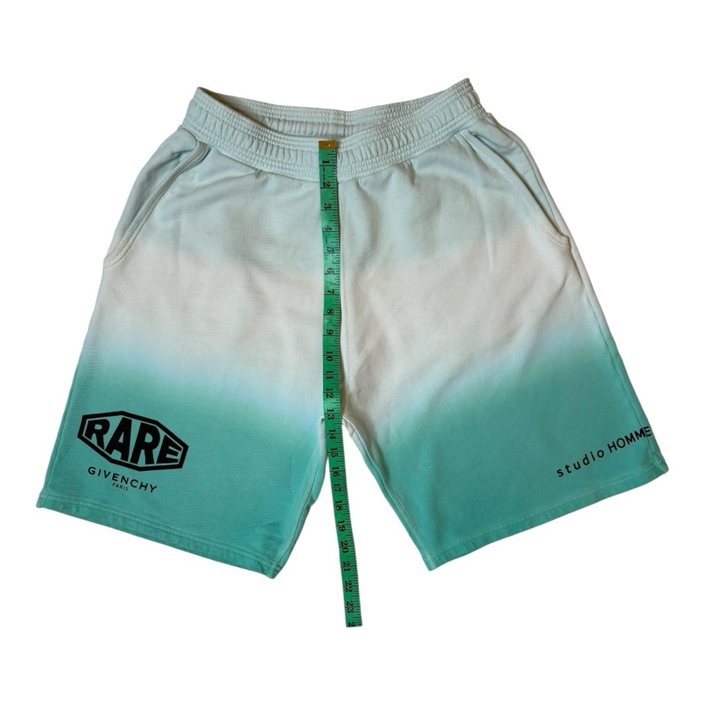Givenchy Graphic Print Crew Neck T-Shirt
Green Faded Effect Studio Homme Shorts - Picture 10 of 14
